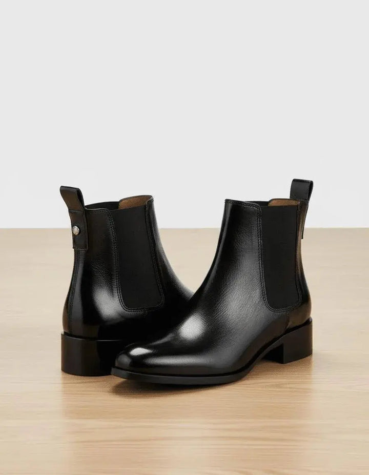 Fridegund | Kniehohe Stiefel in Lackoptik mit Blockabsatz