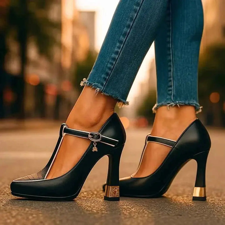 Helmtrud | Pumps mit Knöchelriemchen in Lederoptik