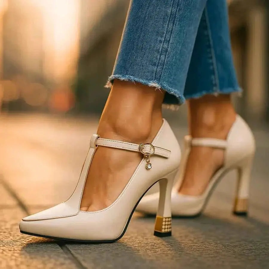 Helmtrud | Pumps mit Knöchelriemchen in Lederoptik