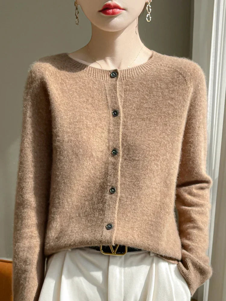 Roswitha | Feine Strickjacke mit geknöpfter Front