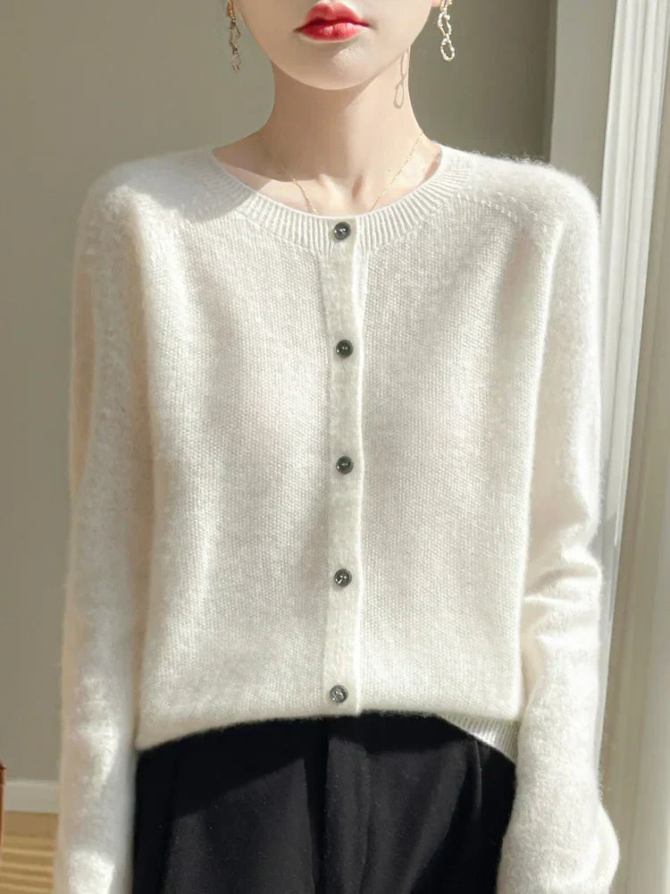 Roswitha | Feine Strickjacke mit geknöpfter Front