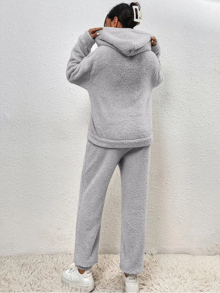 Kunhild | Hausanzug aus Teddystoff mit Kapuze und Kängurutasche