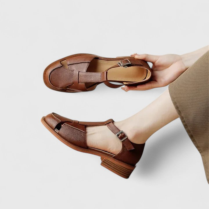 Hanne-Hilde | Geschlossene Sandalen mit T-Riemen