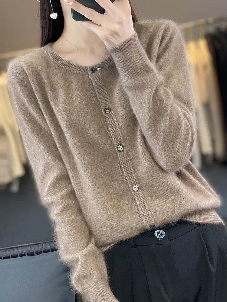 Marlies | Strickjacke mit Rundhalsausschnitt und Knöpfen