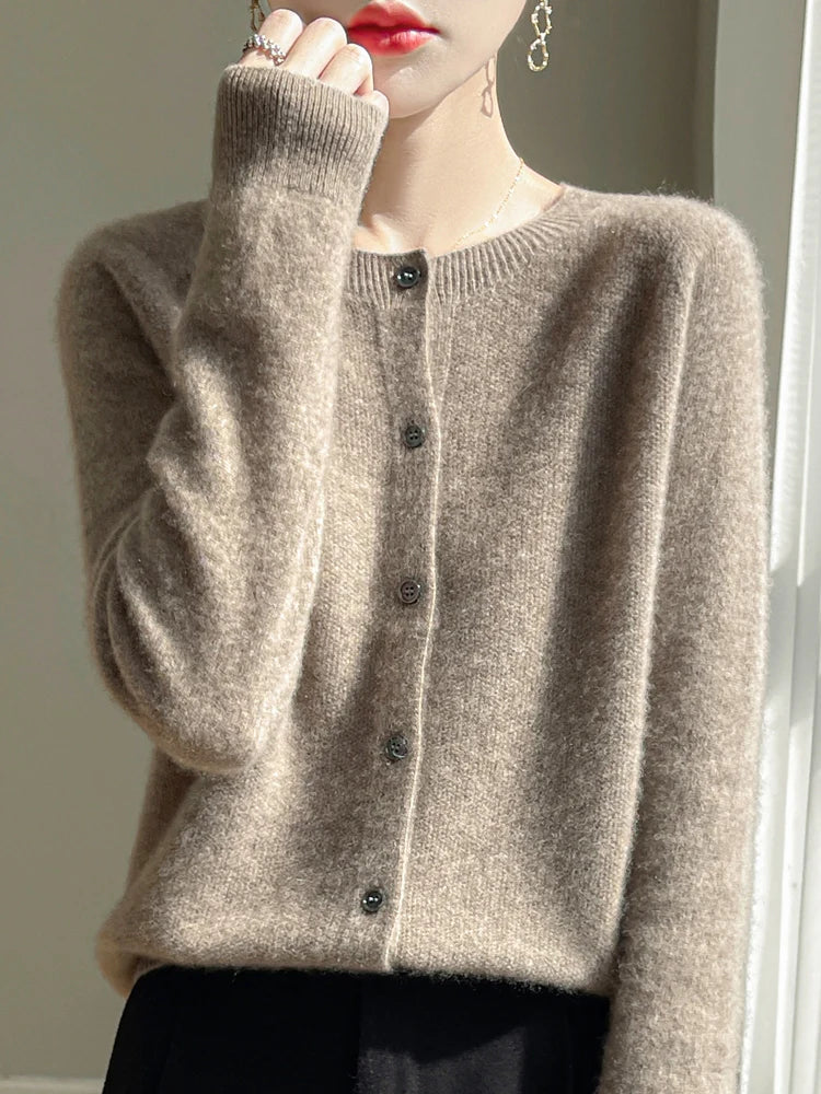 Roswitha | Feine Strickjacke mit geknöpfter Front