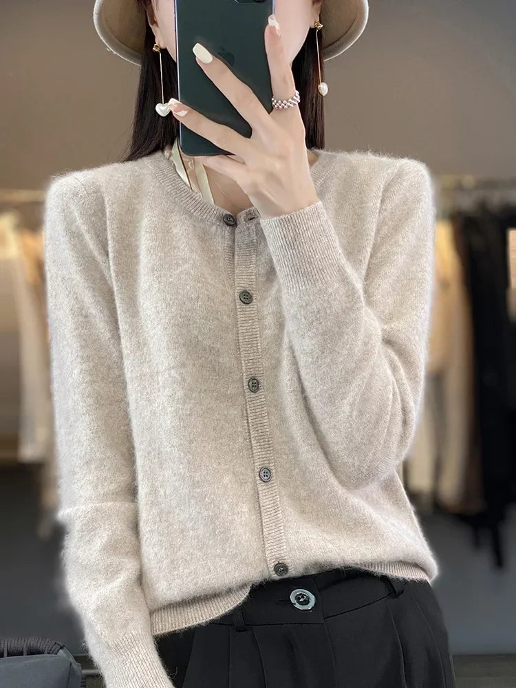 Marlies | Strickjacke mit Rundhalsausschnitt und Knöpfen