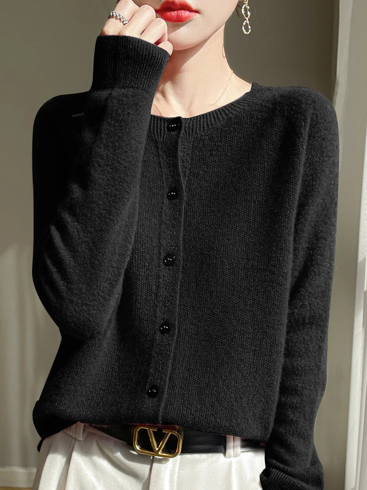 Roswitha | Feine Strickjacke mit geknöpfter Front
