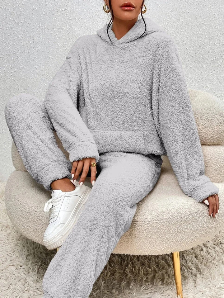Kunhild | Hausanzug aus Teddystoff mit Kapuze und Kängurutasche