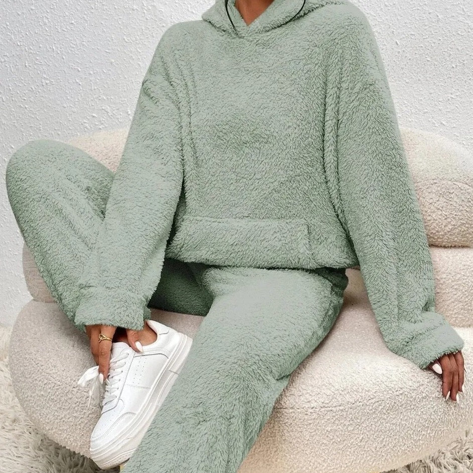 Kunhild | Hausanzug aus Teddystoff mit Kapuze und Kängurutasche