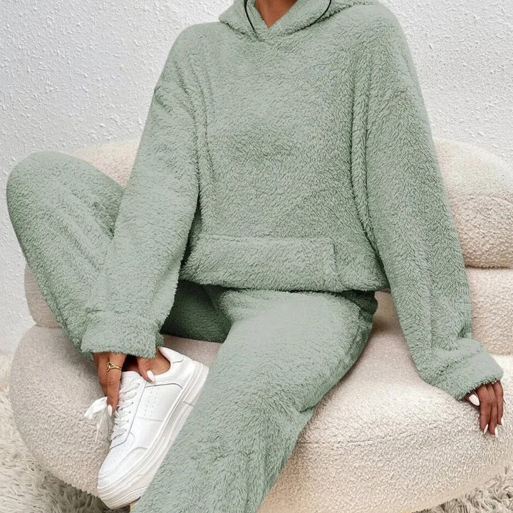 Kunhild | Hausanzug aus Teddystoff mit Kapuze und Kängurutasche