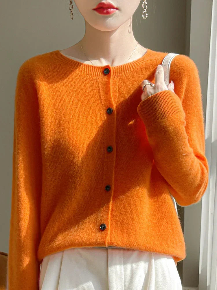 Roswitha | Feine Strickjacke mit geknöpfter Front