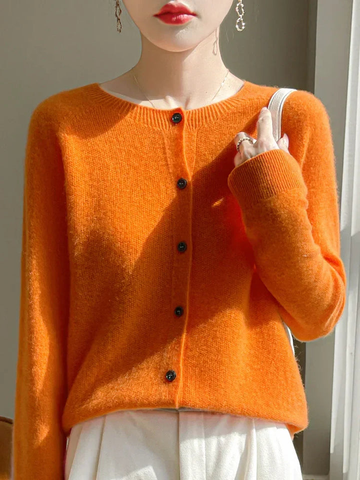 Roswitha | Feine Strickjacke mit geknöpfter Front