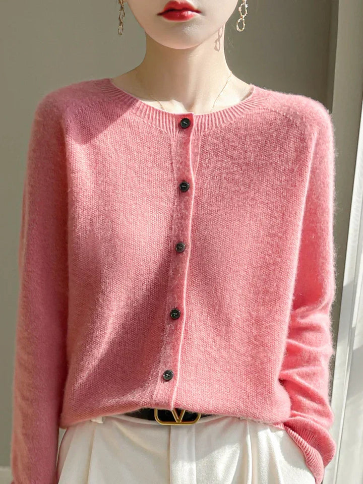 Roswitha | Feine Strickjacke mit geknöpfter Front