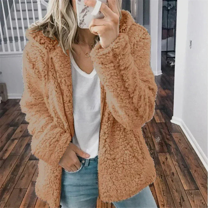 Karin-Hilde | Winterjacke aus weichem Teddystoff mit Kapuze und Reißverschluss