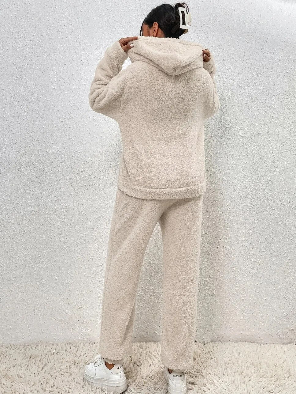 Kunhild | Hausanzug aus Teddystoff mit Kapuze und Kängurutasche