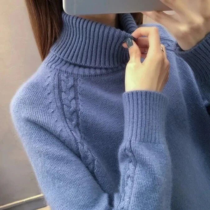 Herlinde | Rollkragenpullover mit Zopfmuster und schmeichelnder Passform