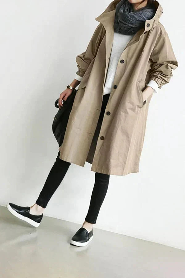 Ingeborg | Regenjacke mit Knopfleiste und verstellbarer Kapuze
