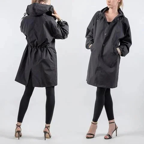 Ingeborg | Regenjacke mit Knopfleiste und verstellbarer Kapuze