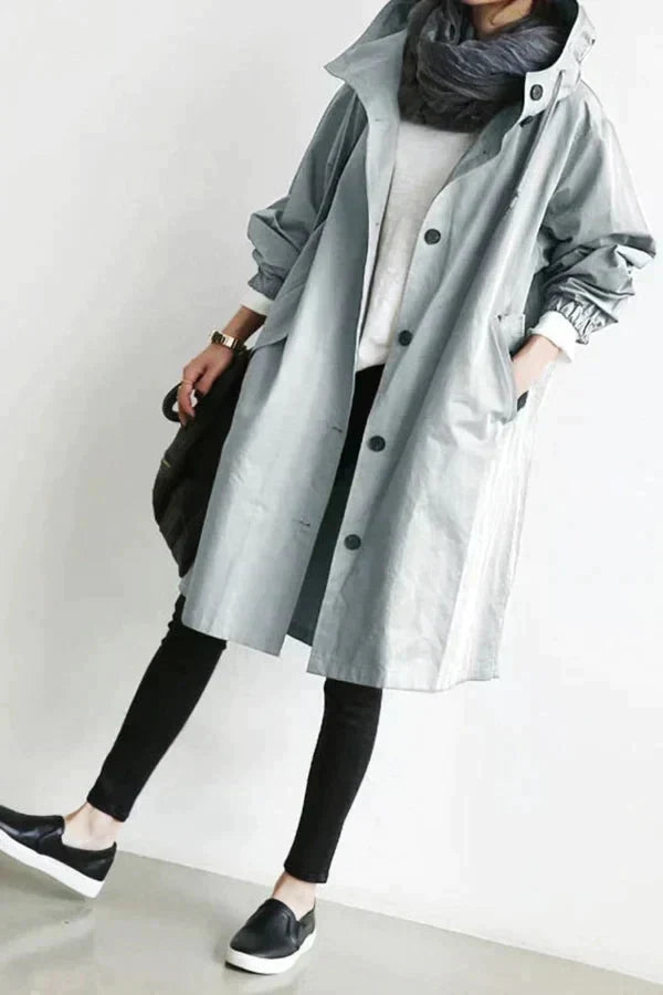Ingeborg | Regenjacke mit Knopfleiste und verstellbarer Kapuze