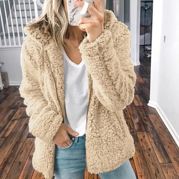 Karin-Hilde | Winterjacke aus weichem Teddystoff mit Kapuze und Reißverschluss
