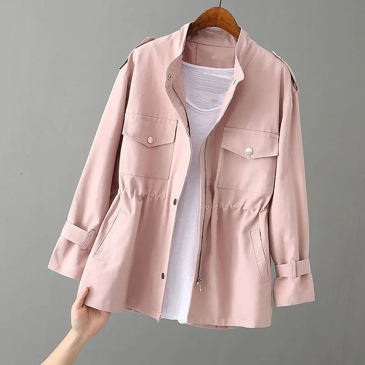 Karin-Rose | Zeitloser Trenchcoat mit geräumigen Taschen