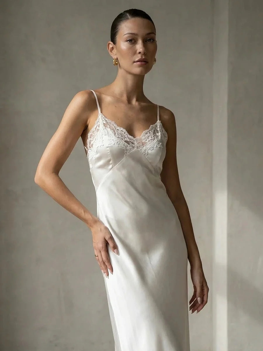Antonia | Satin-Slipkleid mit V-Ausschnitt und Spitzeneinsatz