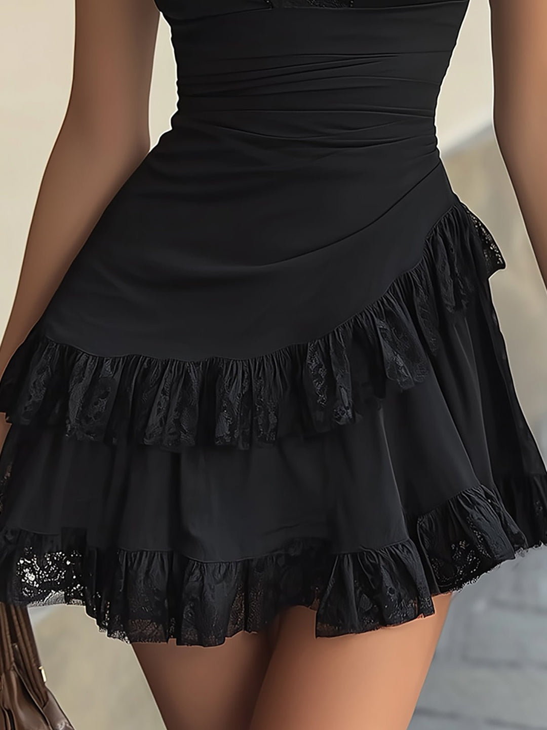 Silje | Minikleid aus Spitze mit V-Ausschnitt und Rüschensaum