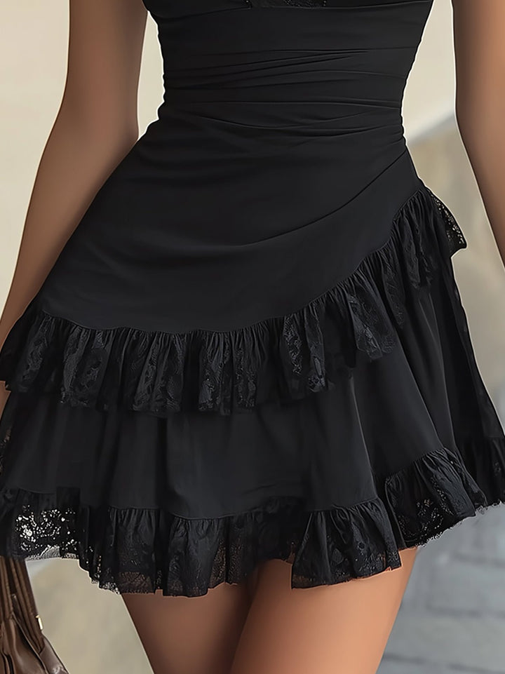 Silje | Minikleid aus Spitze mit V-Ausschnitt und Rüschensaum