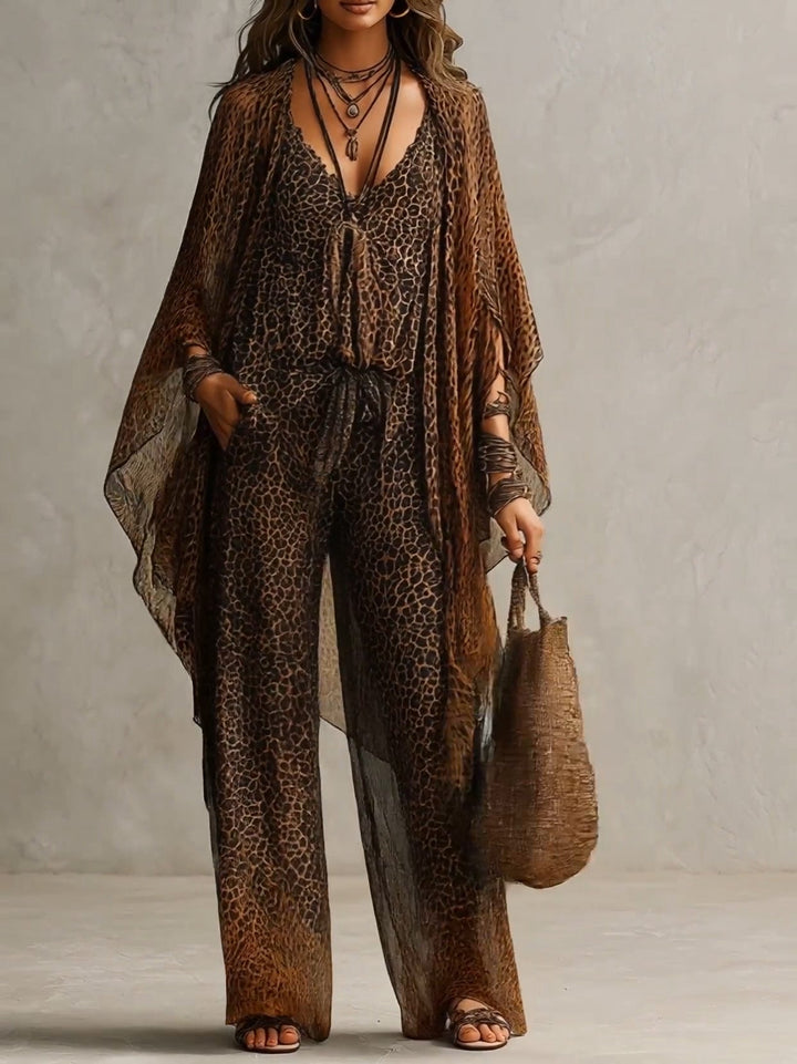 Xenia | Fließendes Dreiteiler-Set mit Leo-Print im Boho-Stil