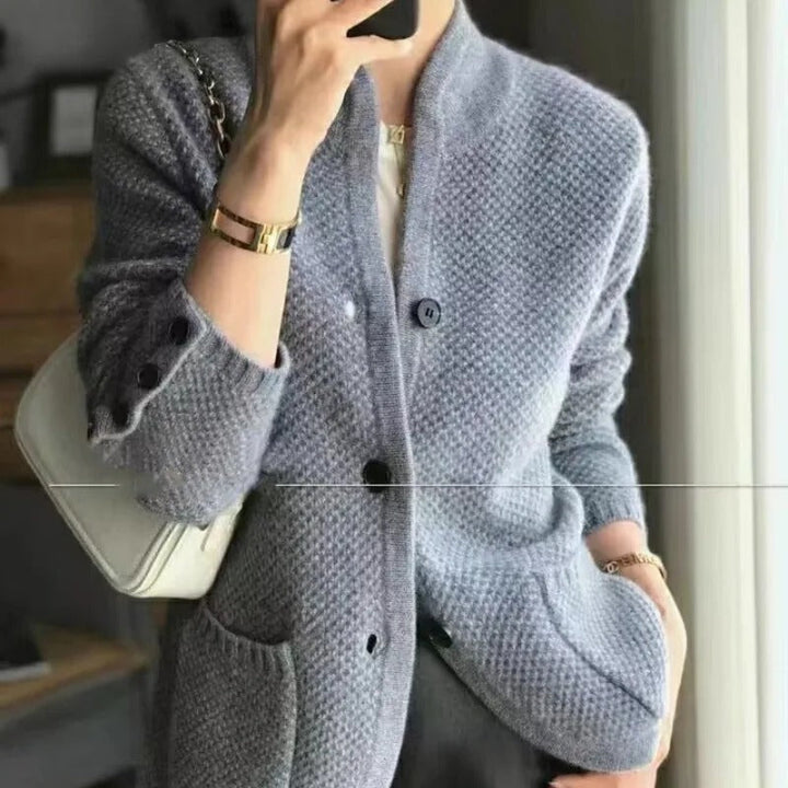 Merle | Elegante Strickjacke mit Knopfkragen und Taschen