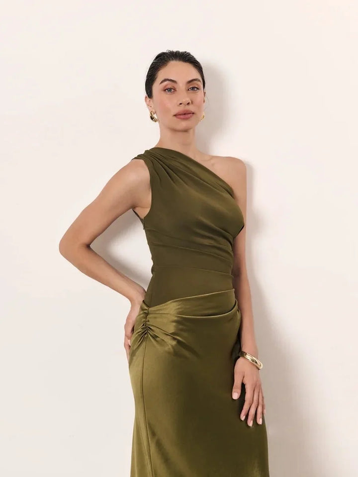 Emilia | Satin-Kleid in Wickeloptik mit Plisseefalten