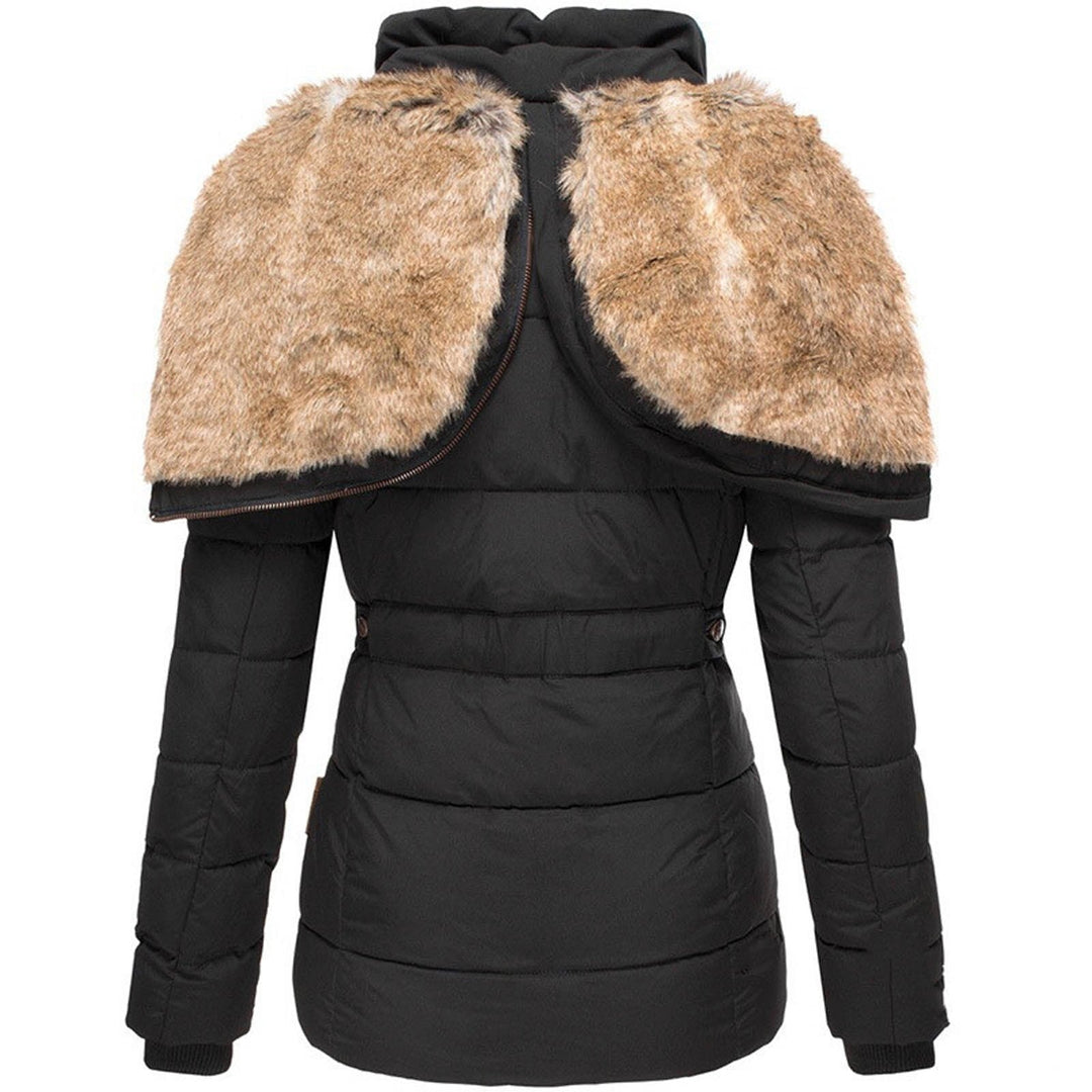Britta | Winterjacke mit Fellfutter, gefütterter Kapuze und geräumigen Taschen