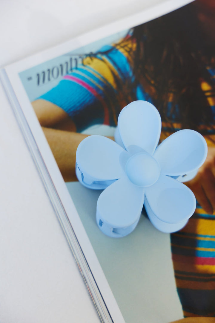 Große Haarklammer mit blauer Blüte