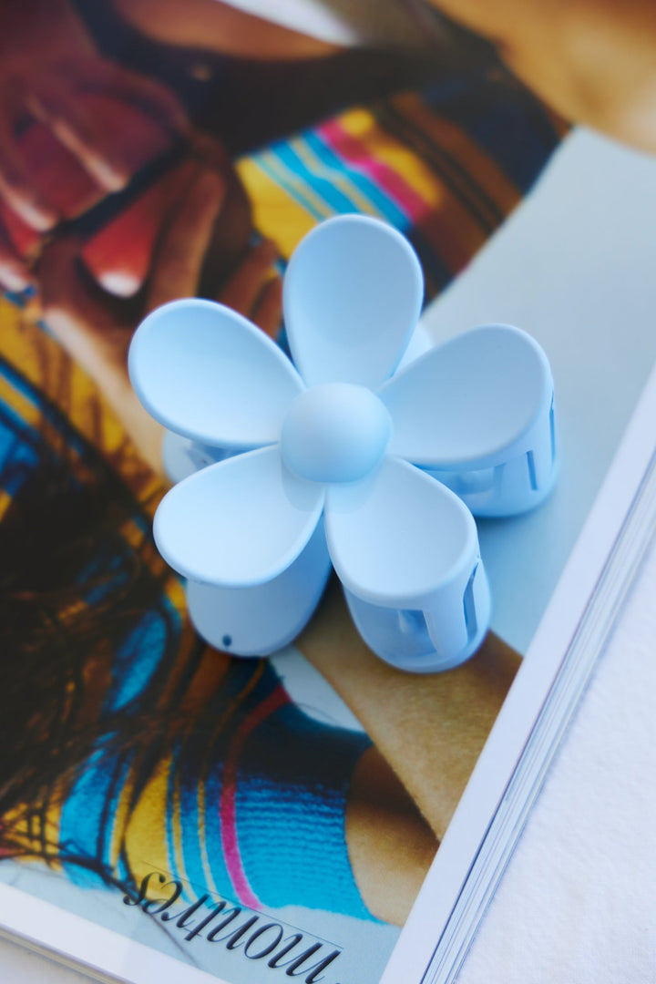 Große Haarklammer mit blauer Blüte