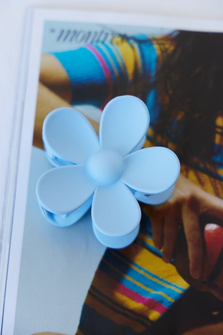 Große Haarklammer mit blauer Blüte