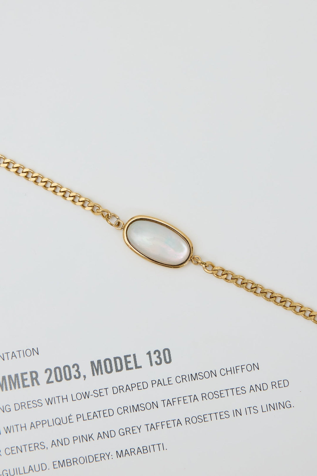 Feines Gliederarmband mit ovalem Anhänger