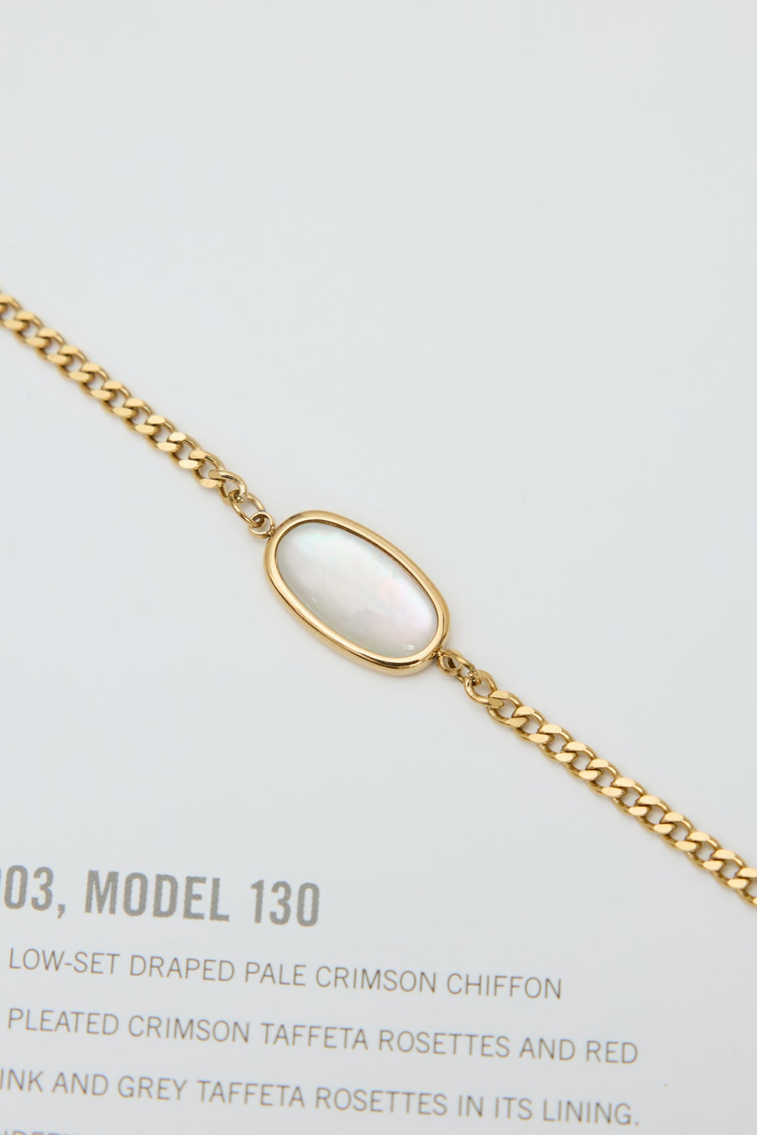 Feines Gliederarmband mit ovalem Anhänger
