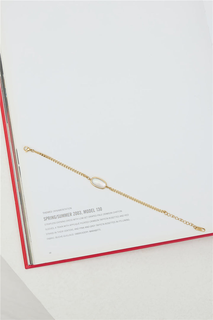Feines Gliederarmband mit ovalem Anhänger