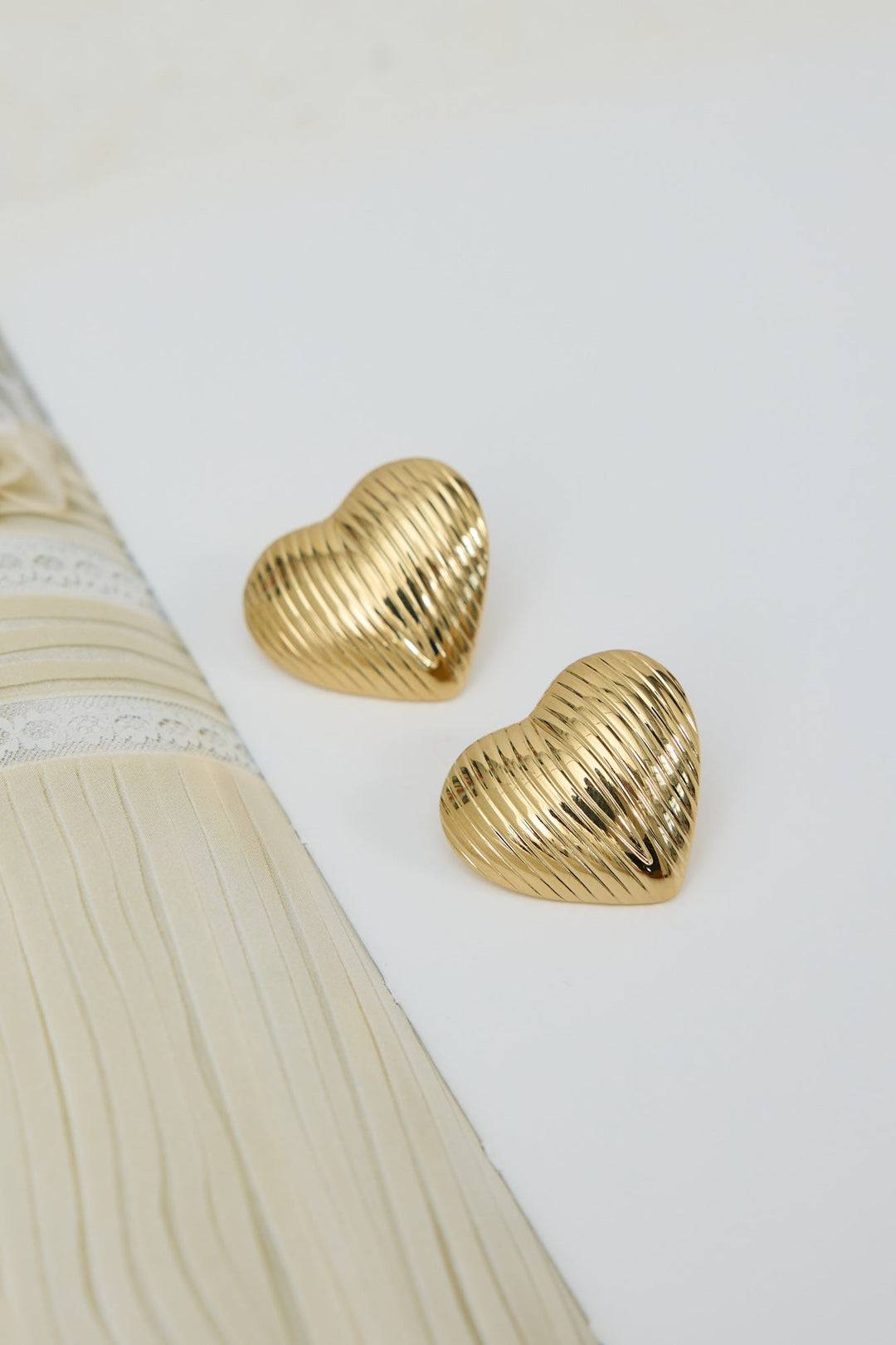 Herz-Ohrstecker in Goldoptik