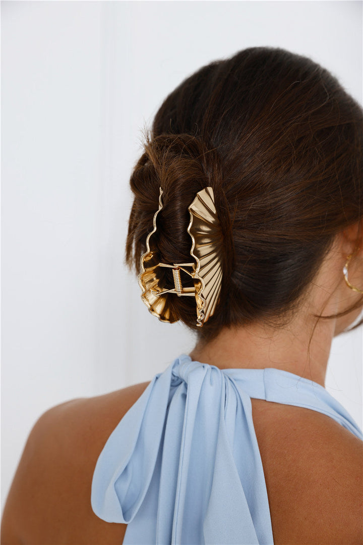 Haarklammer in Goldoptik mit Muscheldesign